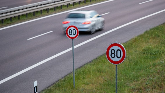 Ein Strassenschild mit der Geschwindigkeitsbegrenzung von 80 km/h an einer Straße. © picture alliance / Rainer Keuenhof | Rainer Keuenhof Foto: Rainer Keuenhof