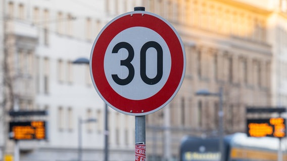 Ein Schild weist Autofahrer auf Tempo 30 hin. © Hendrik Schmidt/dpa Foto: Hendrik Schmidt/dpa