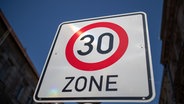 Ein Schild weist eine Tempo 30 Zone aus. © picture alliance/dpa/Daniel Karmann Foto: Daniel Karmann
