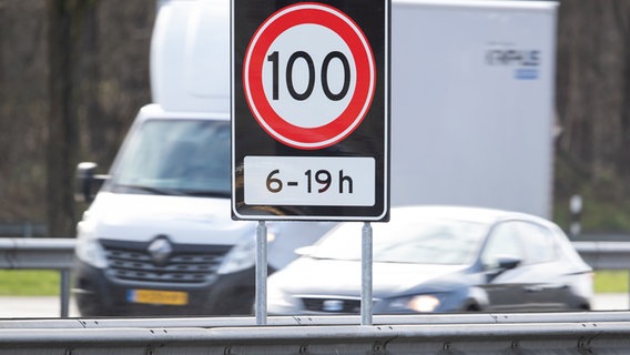 "Tempo 100 von 6 bis 19 Uhr" steht auf einem Verkehrsschild auf einer Autobahn an der Grenze zwischen den Niederlanden und Deutschland. © picture alliance/dpa Foto: Friso Gentsch