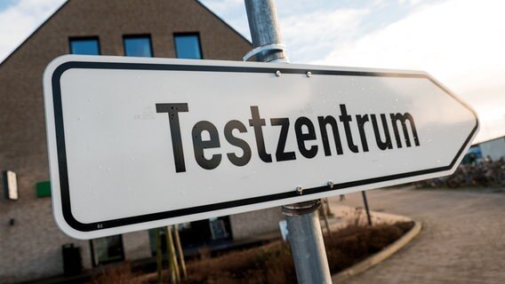 Ein Schild weist ein Corona-Testzentrum aus. © picture alliance/dpa | Daniel Bockwoldt Foto: Daniel Bockwoldt