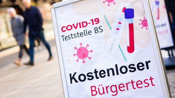 Ein kostenloser Bürgertest auf das Coronavirus wird auf einem Aufsteller in der Braunschweiger Innenstadt beworben. © picture alliance/dpa Foto: Moritz Frankenberg