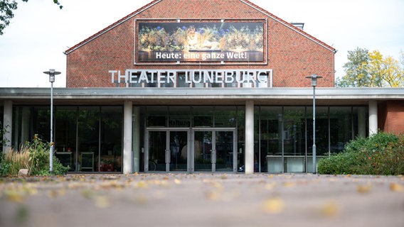 Der Blick auf den Eingang vom Lüneburger Theater. © picture alliance/dpa | Philipp Schulze Foto: Philipp Schulze