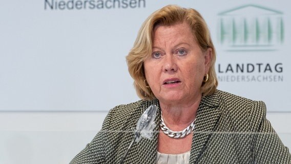 Die niedersächsische Landesdatenschutzbeauftragte Barbara Thiel spricht in einer Pressekonferenz. © dpa-Bildfunk Foto: Peter Steffen