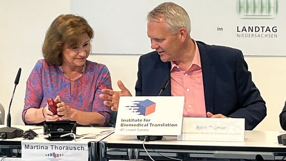 Björn Thümler und Martina Thorausch bei einer Landespressekonferenz. © Niedersächsisches Ministerium für Wissenschaft und Kultur 