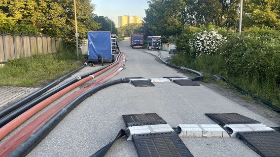 Schläuche sind an einer Straße in einem Wohngebiet verlegt. Das THW half, in Rheinland-Pfalz das Hochwasser abzupumpen. © THW Göttingen 