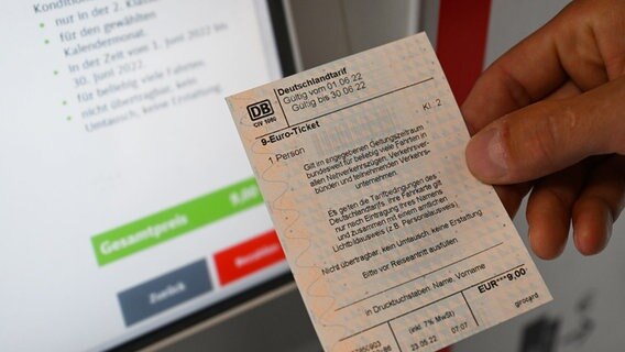 Das Bild zeigt ein 9-Euro-Ticket. © picture-alliance/dpa Foto: Angelika Warmuth