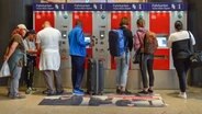 Personen stehen vor Ticket-Automaten der Deutschen Bahn. © picture alliance / Bildagentur-online/Joko | Bildagentur-online/Joko 