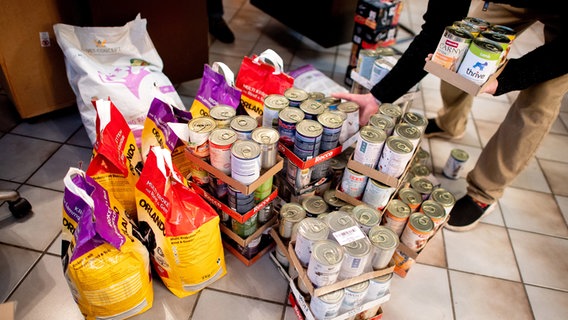Zahlreiche Futterspenden stehen während der Ausgabe in den Räumlichkeiten einer Tiertafel. © dpa-Bildfunk Foto: Hauke-Christian Dittrich