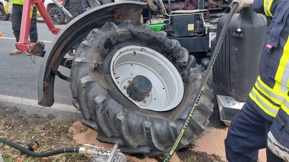 Der Reifen eines Treckers liegt nach einem Unfall in Tiste (Landkreis Rotenburg) auf der Straße. © Feuerwehr Sittensen Foto: Feuerwehr Sittensen