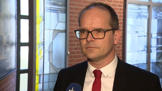 Kultusminister Grant Hendrik Tonne (SPD) spricht in einem Interview. © NDR 