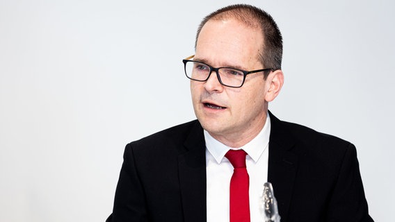 Grant Hendrik Tonne (SPD), Kultusminister von Niedersachsen, spricht in der Landespressekonferenz im niedersächsischen Landtag. © dpa Foto: Moritz Frankenberg