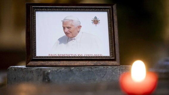 Ein Foto des Papstes während eines Gedenkgottesdienstes für den emeritierten Papst Benedikt XVI. © picture alliance / ANP Foto: Sem van der Wal