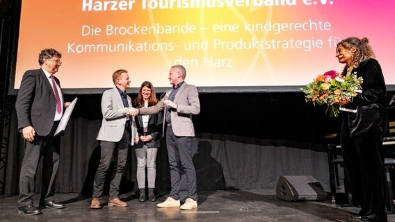 Carsten Cossmann Leiter Tourismus im ADAC e.V. übergibt den ADAC Publikumspreis an Vertreter des Harzer Tourismusverbands. Carsten Cossmann Leiter Tourismus im ADAC e.V. übergibt den ADAC Publikumspreis an Vertreter des Harzer Tourismusverbands. © ADAC