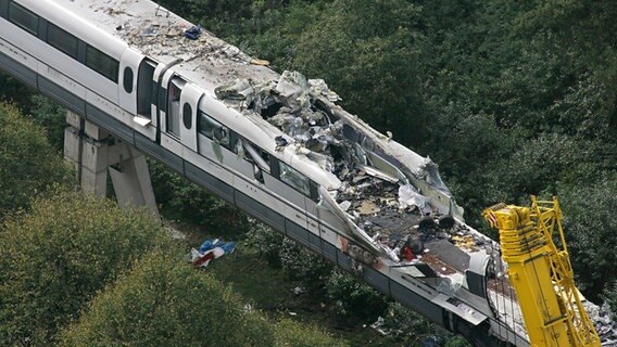 Ein zerstörter Transrapid steht nach einem Unfall auf einer Teststrecke. © Picture Alliance Foto: Ingo Wagner