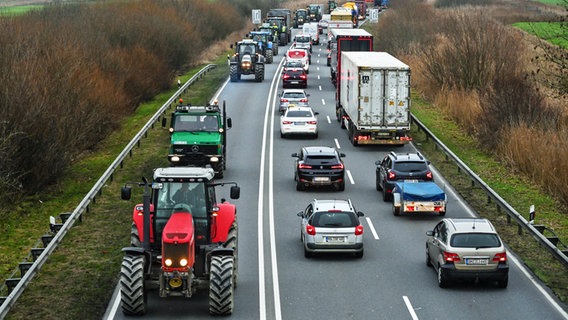 Bremen, Wesermarsch: Landwirte protestieren und fahren mit ihren Treckern nahe des Wesertunnels. © dpa Foto: Lars Penning