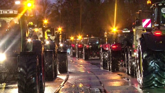 Landwirte mit ihren Traktoren. Sie protestieren gegen die Pläne der Bundesregierung, den Agrardiesel und die Kfz-Steuerbefreiung für die Land- und Forstwirtschaft zu streichen. © Nord-West-Media TV 