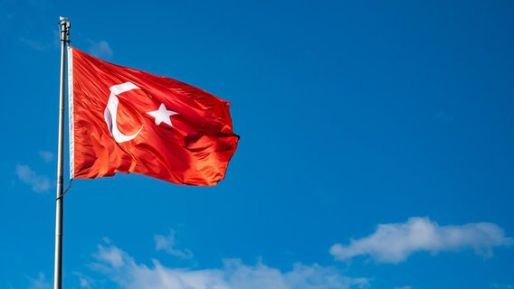 Die türkische Flagge weht im Wind. © picture alliance / Zoonar | DMITRII BRUSKOV Foto: DMITRII BRUSKOV