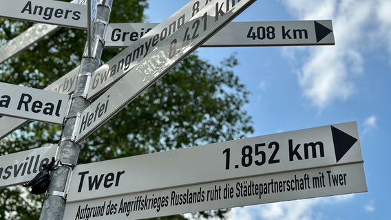 Der Wegweiser nach Twer auf dem Platz der Städtefreundschaften in Osnabrück ist durch ein Zusatzschild ergänzt worden: „Aufgrund des Angriffskriegs Russlands ruht die Städtepartnerschaft mit Twer.“ Der Wegweiser nach Twer auf dem Platz der Städtefreundschaften in Osnabrück ist durch ein Zusatzschild ergänzt worden: „Aufgrund des Angriffskriegs Russlands ruht die Städtepartnerschaft mit Twer.“ © Stadt Osnabrück Foto: Arne Köhler