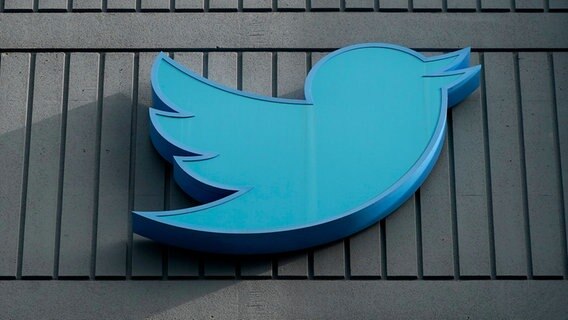 Das Logo von Twitter (ein blauer Vogel) ist an einem Gebäude der Firmenzentrale zu sehen. © Jeff Chiu/AP/dpa Foto: Jeff Chiu/AP/dpa