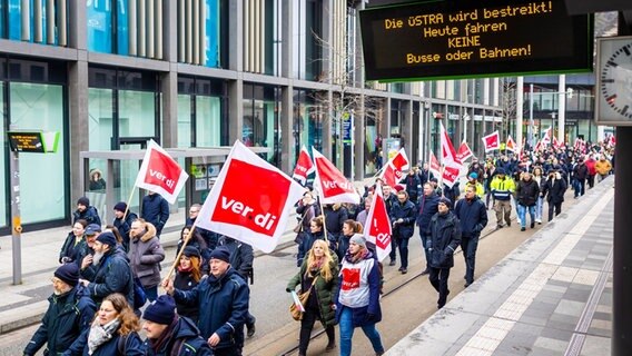 Mitarbeiter der hannoverschen Verkehrsbetriebe Üstra nehmen an einer Verdi-Demonstration teil. © picture alliance/dpa | Moritz Frankenberg Foto: Moritz Frankenberg