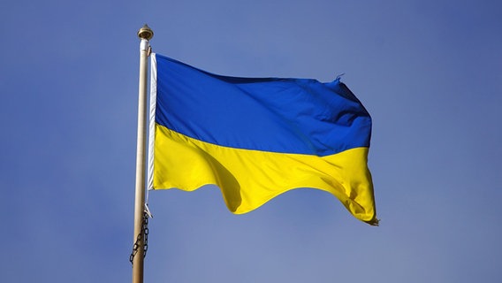 The image shows the flag of Ukraine waving on a flagpole.  © Image-Alliance / Embix Photo: Peter Byrne