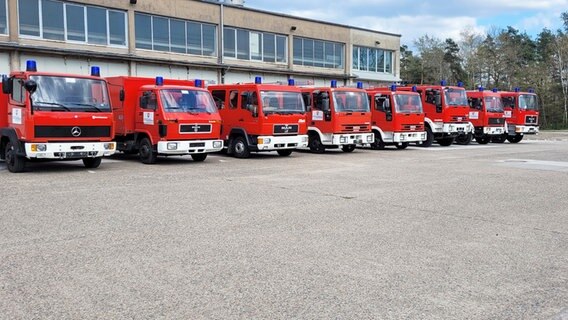 Feuerwehrautos, die für die Ukraine gespendet werden, stehen in einer Reihe nebeneinander. © Niedersächsisches Landesamt für Brand- und Katastrophenschutz 