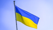 Wehende Ukraine-Flagge als Zeichen der Solidarität (Themenbild) © picture alliance/CHROMORANGE Foto: Christian Ohde