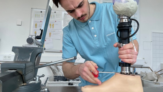 Das Bild zeigt Menschen bei einer Prothesen-Schulung für Techniker*innen. © NDR Foto: Doretta Farnbacher