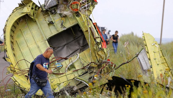 Malaysische Experten untersuchen das Wrack des abgestürzten Fluges MH17 in der Ukraine © dpa Bildfunk Foto: Robert Ghement
