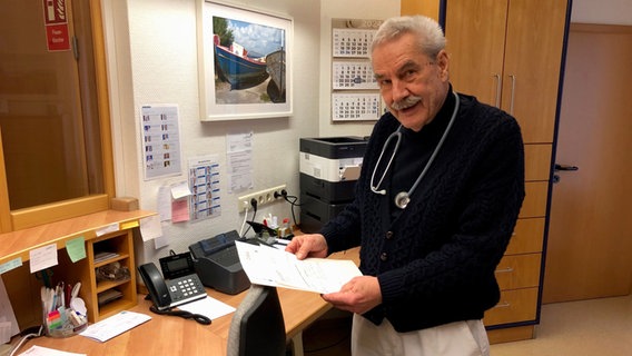 Der 78-jährige Hausarzt Ulrich Stein in seiner Praxis © NDR Foto: Hedwig Ahrens