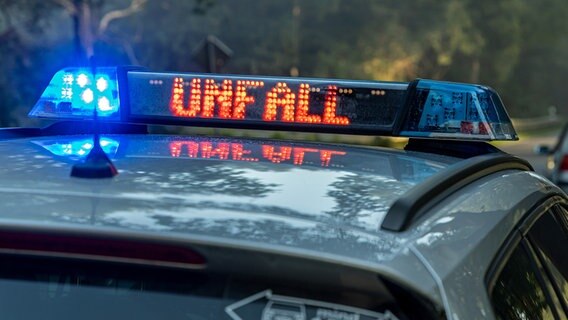 Auf einem Einsatzfahrzeug der Polizei ist auf dem Display der Schriftzug "Unfall" zu lesen. Auf einem Einsatzfahrzeug der Polizei ist auf dem Display der Schriftzug "Unfall" zu lesen. © picture alliance/Fotostand/Reiss Foto: Reiss