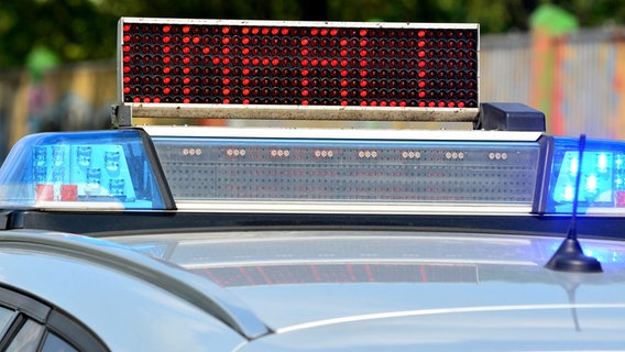 Auf der digitalen Anzeige eines Polizeiwagens steht "Unfall". © picture alliance/dpa/Hauke-Christian Dittrich Foto: Hauke-Christian Dittrich