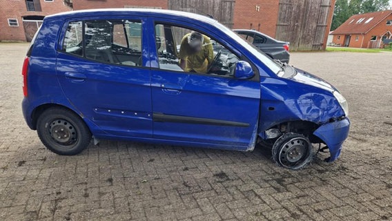 Nach einem Unfall steht ein beschädigter Kleinwagen, dem eine Felge fehlt auf einem Hof. Nach einem Unfall steht ein beschädigter Kleinwagen, dem eine Felge fehlt auf einem Hof. © Polizei Cuxhaven