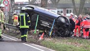 Ein Auto liegt nach einem tödlichen Unfall im Landkreis Harburg auf der Seite. © TV Elbnews 