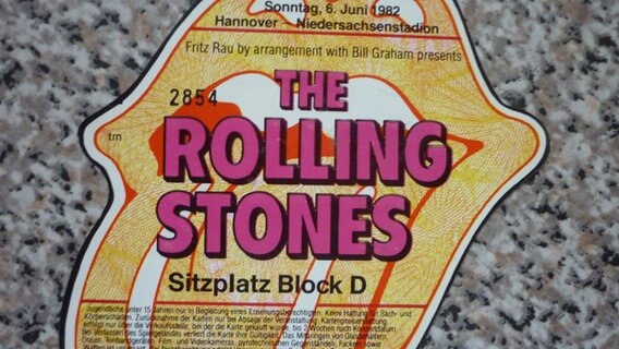Eine Karte für ein Konzert der Rolling Stones im Jahre 1982 liegt auf einem Tisch. © NDR Foto: H. J. Arndt