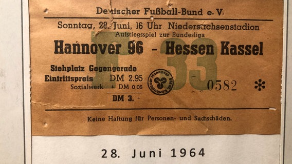 Eine Karte für ein Fußballspiel zwischen Hannover 96 und Hessen Kassel aus dem Jahre 1964 liegt auf einem Tisch. © NDR Foto: Heike  Brinkmann