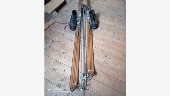 Historische Skier liegen auf dem Fußboden. © NDR Foto: Britta  Tegelkamp
