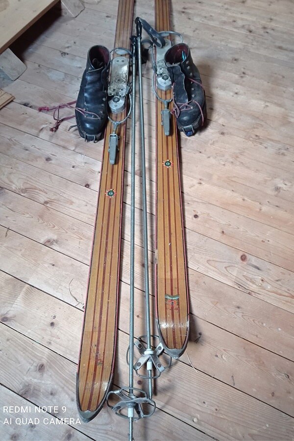 Historische Skier liegen auf dem Fußboden. © NDR Foto: Britta  Tegelkamp