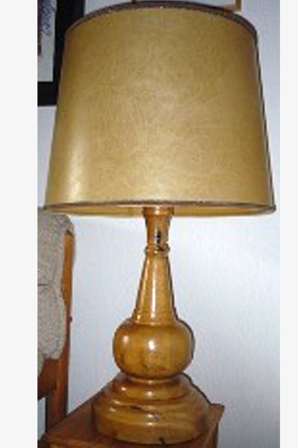 Eine Lampe steht auf einem Schrank. © NDR Foto: Wolfgang  Fricke