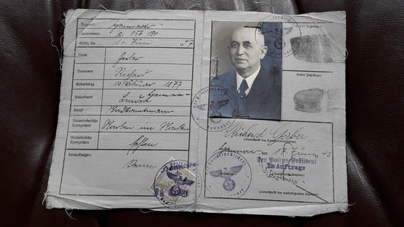 Ein Ausweisdokument aus der Zeit des Dritten Reichs liegt aufgeklappt vor der Kamera. © NDR Foto: Klaus Gerber
