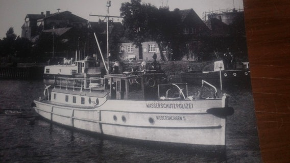 Ein Schwarz-Weiß-Foto zeigt ein Boot der Wasserschutzpolizei. © NDR Foto: Niko Günther
