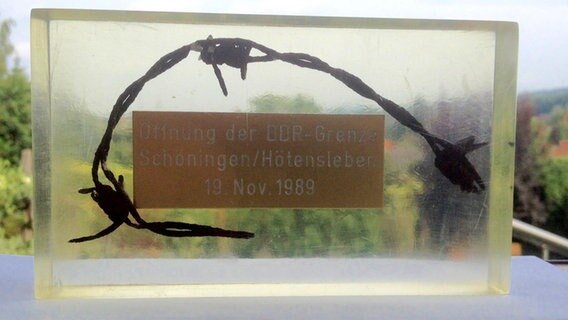 Ein in Epoxy gegossenes Stück Stacheldraht erinnert an die Grenzöffnung zwischen der DDR und der BRD. © NDR Foto: Horst  Much