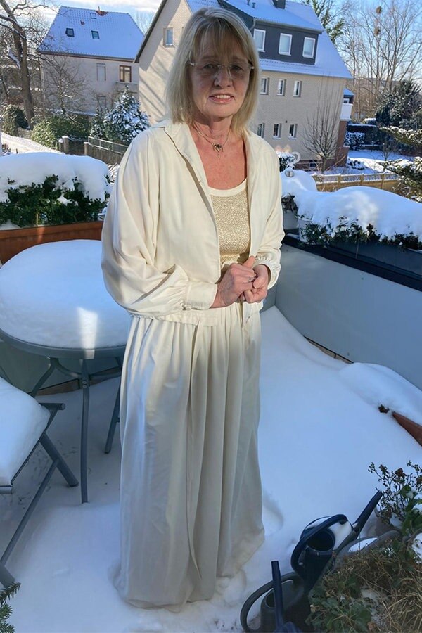 Eine Frau steht im Schnee auf einem Balkon und trägt ein weißes Kleid. © NDR Foto: Sigrid Bormann