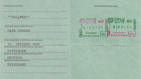 Ein Reisepass der Bundesrepublik Deutschland mit Stempeln der DDR. © NDR Foto: Gudrun und Friedrich Vollmer
