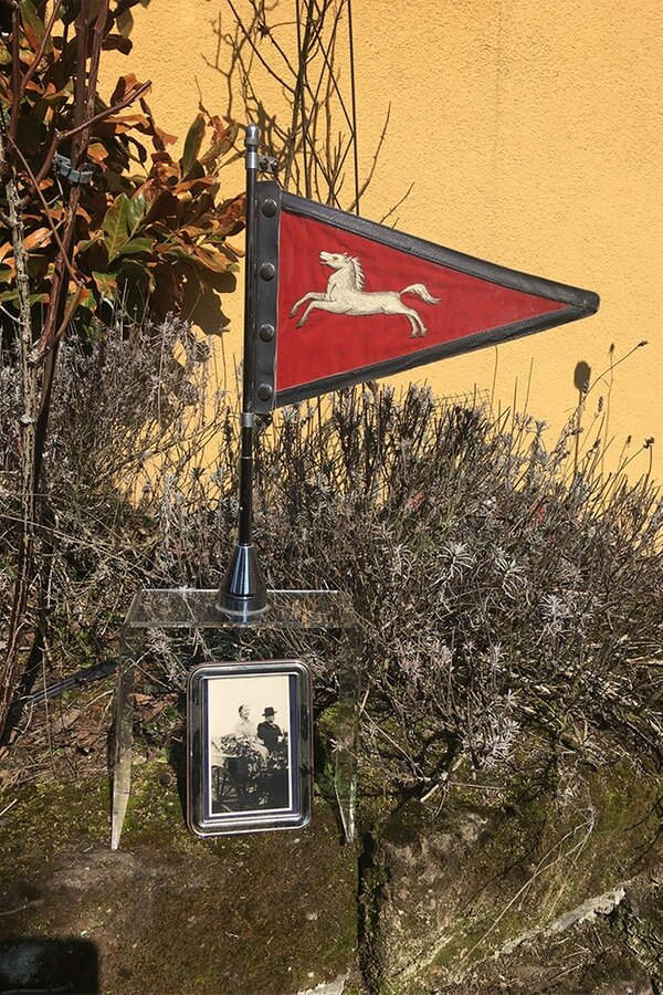 Ein Wimpel mit weißem Ross auf rotem Grund. © NDR Foto: Prinz Heinrich von Hannover