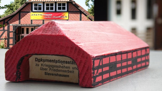 Baustein für das Antikriegshaus Sievershausen (Otto Dempwolff) © NDR 