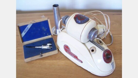 Repassiermaschine zum reparieren von Nylonstrümpfen (Christine Lowin) © NDR 