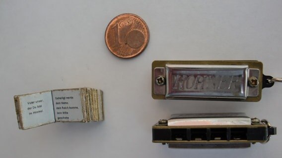 das kleinste Buch - die kleinste Mundharmonika (Werner Kuhlmann) © NDR 
