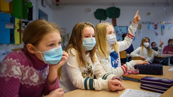 Grundschülerinnen sitzen mit Maske im Unterricht. © picture alliance/dpa Foto: Gregor Fischer